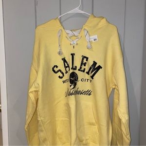 ✨ Salem MA Women’s Sweatshirt ✨ Size Large